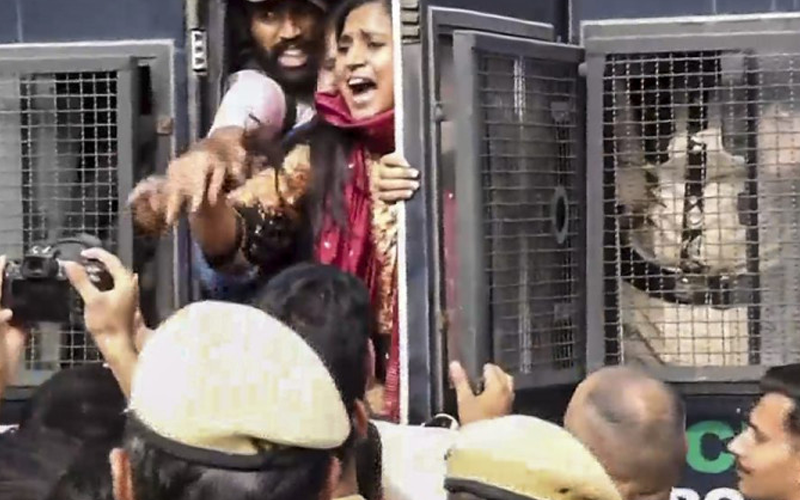 گیانیش کمار کے خلاف مارچ کرنے والے وکلا،  دہلی پولیس کی حراست میں