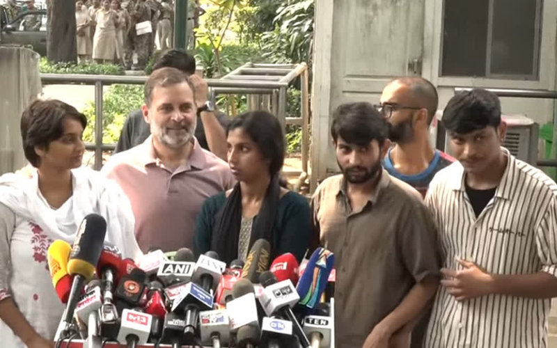 دہلی میں مبینہ پولیس تشدد کی شکایت، مظاہرین نے راہل گاندھی کو بتائی پوری کہانی