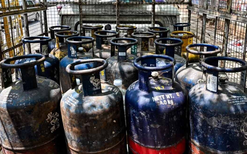 کمرشل گیس سلنڈر کی قیمتوں میں 71 روپے تک اضافہ، دہلی میں قیمت 2800 کے پار