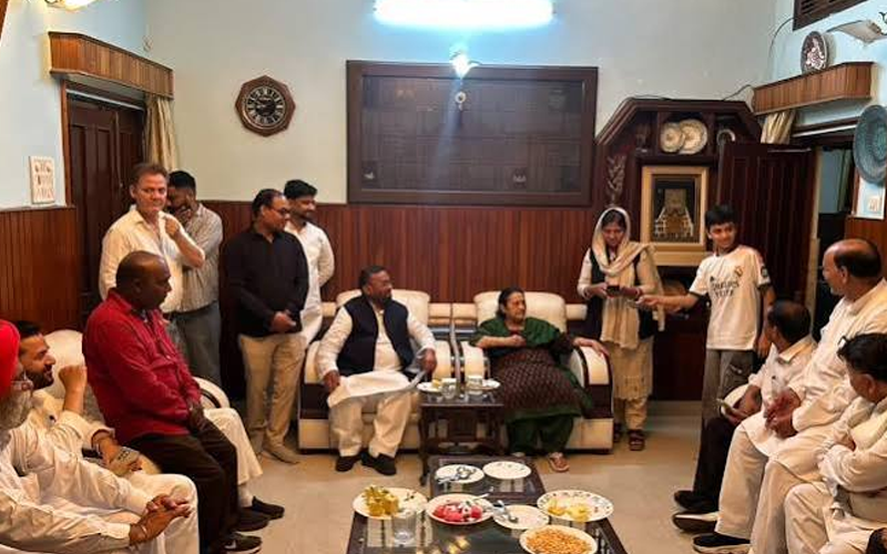 سوامی پرساد موریہ کی اعظم خان کے اہل خانہ سے ملاقات، یوگی حکومت پر سخت حملہ