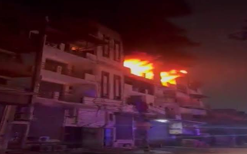 دہلی کے مایا پوری میں پلاسٹک فیکٹری میں بھیانک آگ، 21 فائر ٹینڈرز موقع پر پہنچے