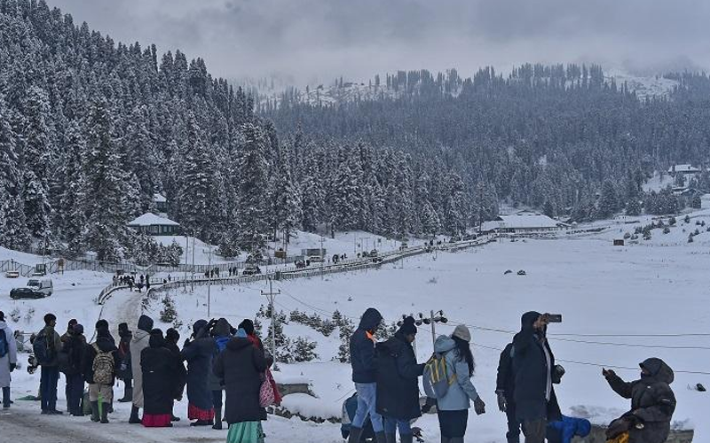 کشمیر میں موسم کی پہلی برفباری، گلمرگ اور ٹنگمرگ میں سیاحوں کی آمد بڑھی